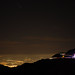 Pohled ze střediska do údolí na svítící Granadu