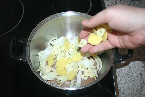 19 - Zwiebel, Knoblauch & Ingwer dazu geben / Add onions, garlic & ginger