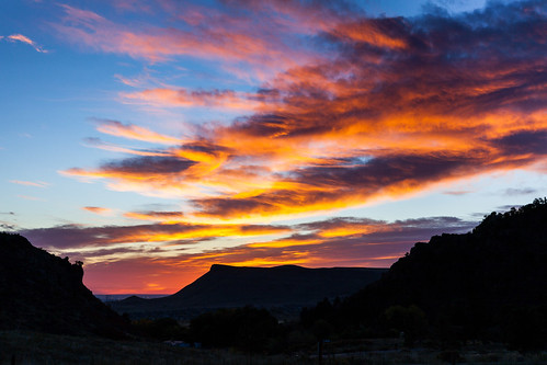 morning autumn foothills mountains clouds sunrise golden colorado unitedstates northtablemountain jeffersoncountyopenspace whiteranchopenspace