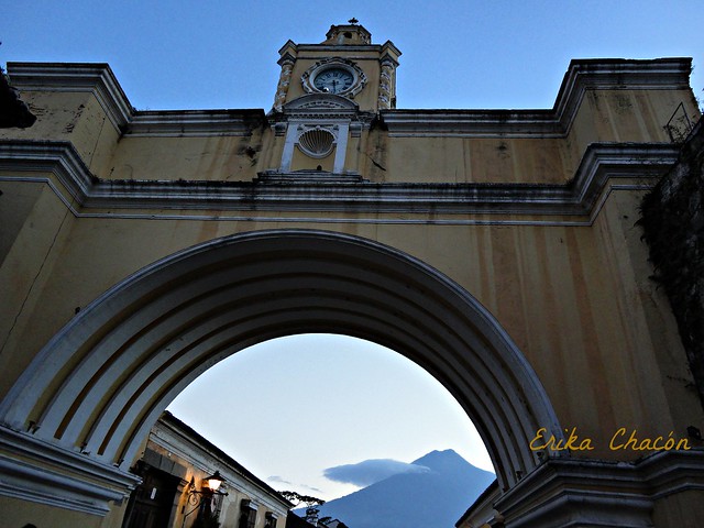 Calle del Arco en Antigua Guatemala al fondo el Volcán de Agua ... siempre bello !
