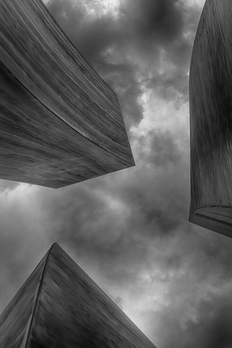 leica sky bw sculpture metal clouds contrast rangefinder nb ciel contraste nuages monolith métal sculptur m9 contreplongée mseries monolithe lowangleshot mirrorless summicronm35mmf2asph