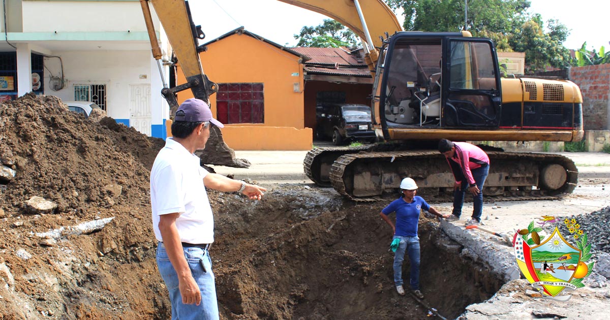 Técnicos de Obras Públicas solucionan fuga de agua potable en calle Mercedes de Chone