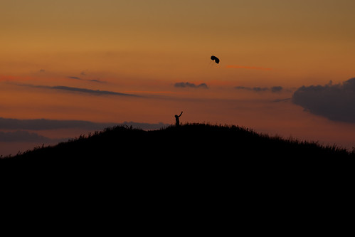 sunset sky orange kite playing man lund silhouette night person evening flying europe cloudy sweden dusk hill sverige scandinavia zweden 200mm ef70200mmf4lusm canoneos5dmarkii