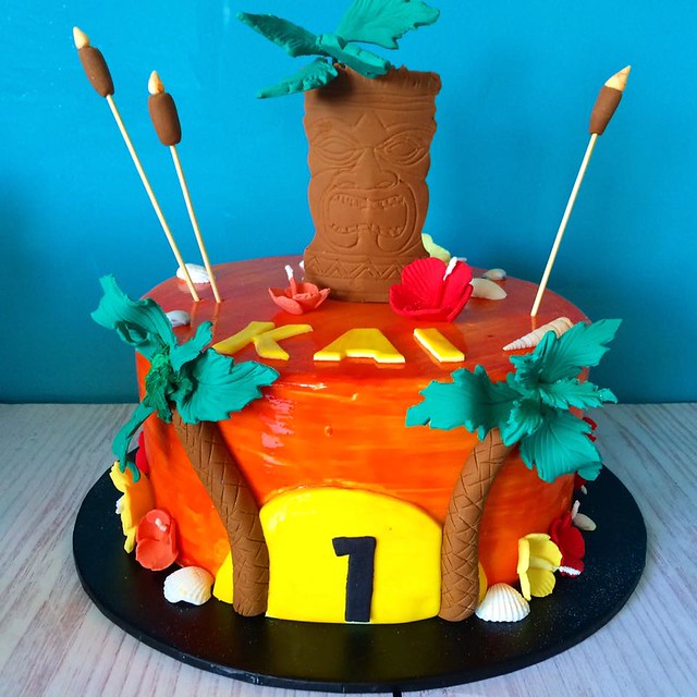 Hawaiian Themed Cake by Monique Franich Cakes