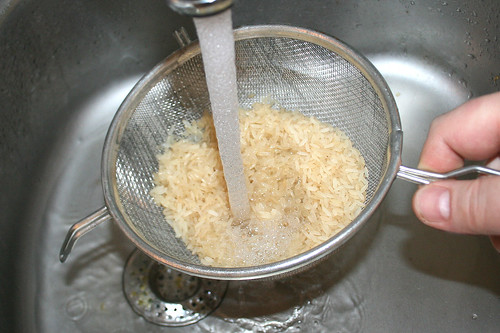 46 - Reis mit kalten Wasser abspülen / Rinse out rice with cold water