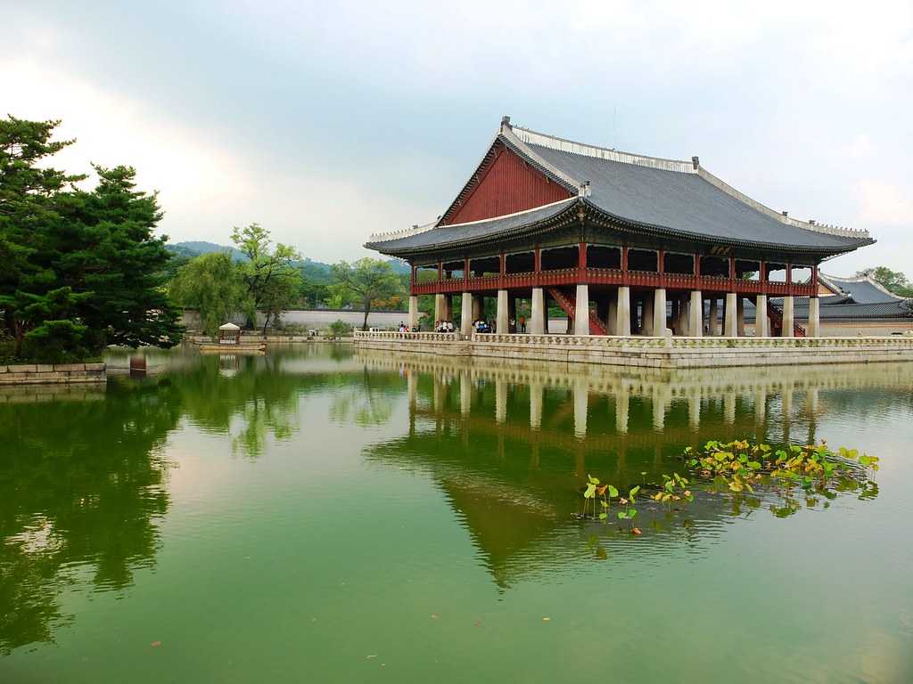 Pavilions and Ponds Of Gyeongbokgung Palace, Seoul, South Korea | life ...