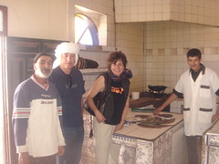 Marruecos. Akhfennir. Podemos ver la cocina durante el proceso charlando con la gente de allí