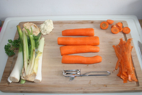 12 - Möhren schälen / Peel carrots