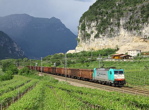 italy electric train italian merci traction brenner siemens rail cargo company locomotive freight 002 brennero traxx ossenigo e483 e483002