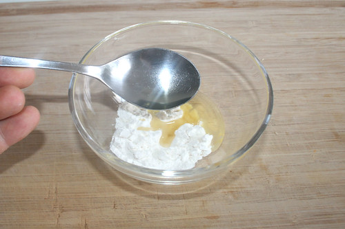 37 - Mehl & Speiseöl in Schüssel geben / Put flour & oil in bowl