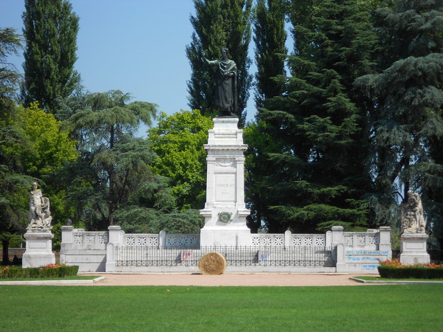 monumento a Virgilio, Piazza Virgiliana, Mantova