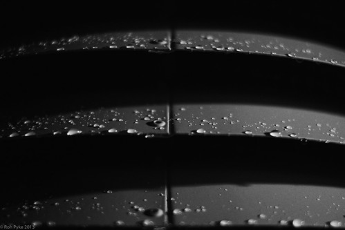 winter urban blackandwhite bw detail rain metal night dark vent drops sweden fujifilm fins kulturhuset örebro iso6400 xpro1 sweron fujinon35mmf14 2013110700381