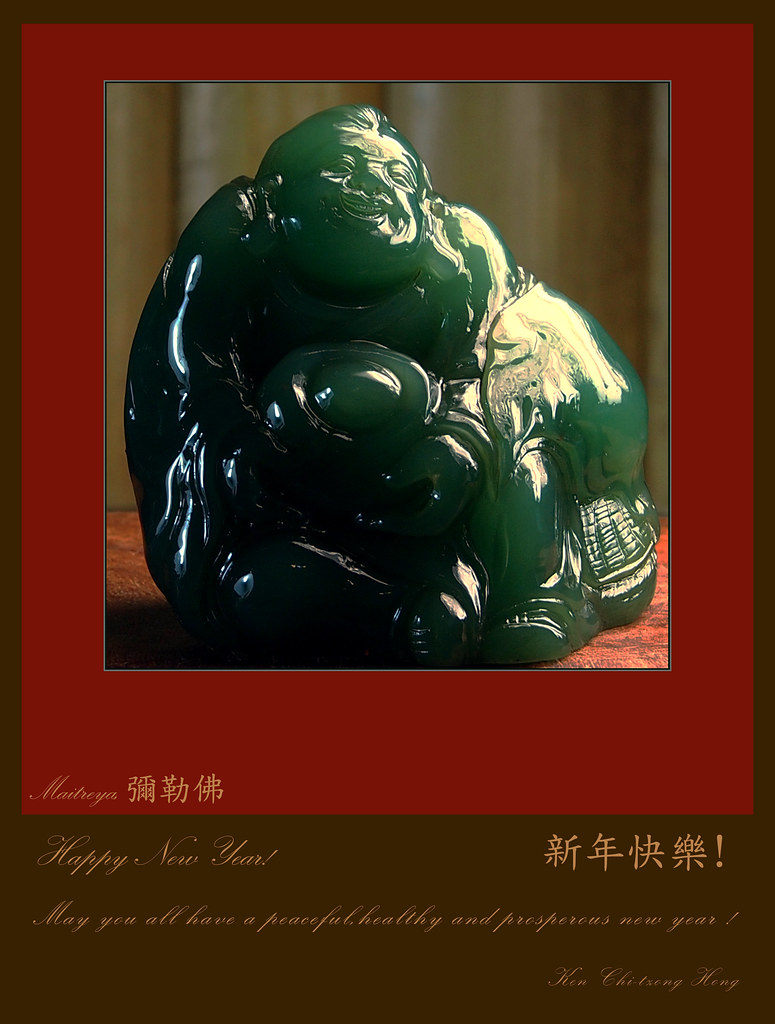 彌勒佛 在中國化身為布袋和尚  堆滿笑容的臉 捧著金元寶，帶來無限的希望。希望2014年會是大家歡樂的收穫年。