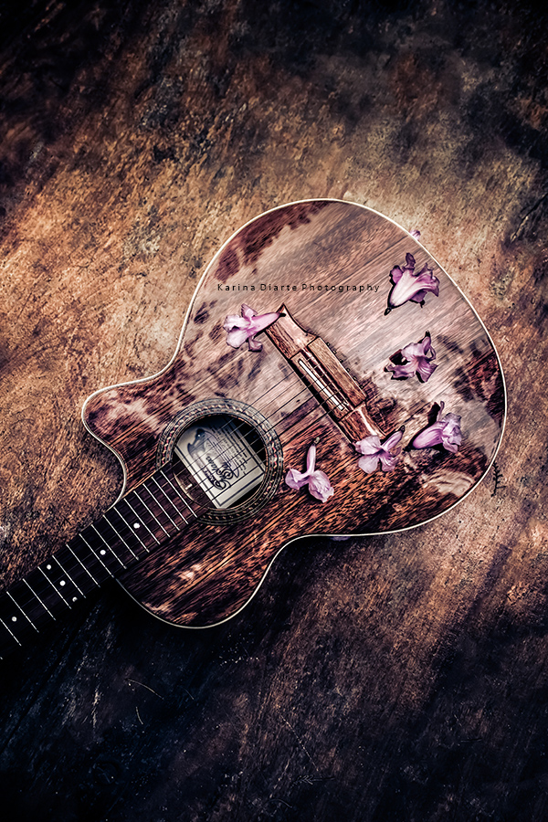 mi guitarra y flores de lapacho