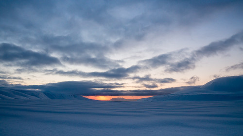 sunset snow cold ice evening svalbard lonely northern artic isolated horizen longyearbyen northpole spitzbergen icecold