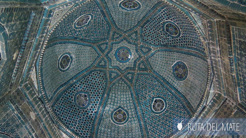 Detalles de una cúpula de Shah-i-Zinda, la avenida de los Mausoleos. Los azulejos pintados de azules y turquesas son preciosos.