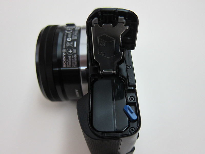 Sony NEX-3N - Battery Compartment