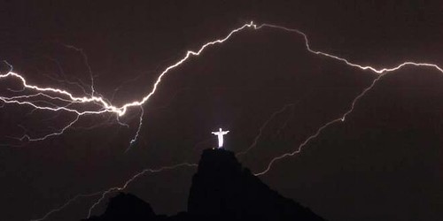 Rayo cae sobre estatua del Cristo Redentor de Brasil