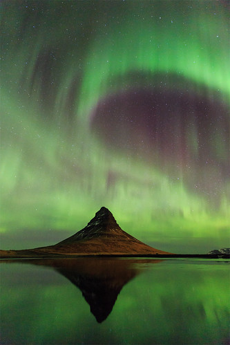 Mountain Kirkjufell, northern lights and it´s reflection