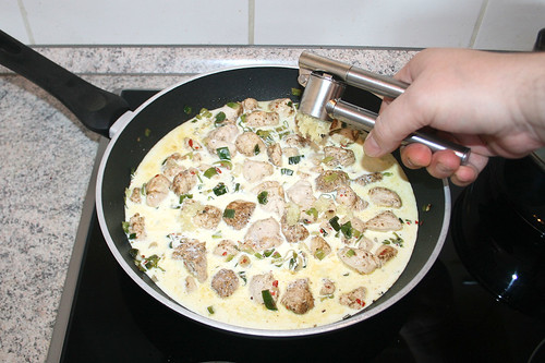 40 - Knoblauch dazu pressen / Squeeze garlic