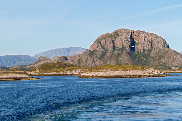 "Torghatten Mountain" in Noorwegen (een gat van 160 meter lang, 35 meter hoog en 15 meter breed) - Hurtigruten met de MS Lofoten, aug. 2013