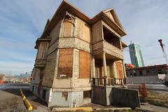 Calgary abandoned house 12 Ave SE and Macleod trail