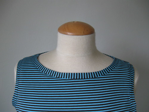 V8904Stripe dress neckline