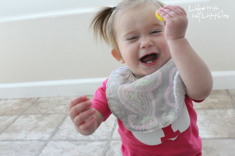 This really is such an easy bib tutorial! Only a few steps, and they are the best bibs!! Great for easy baby gifts, too.