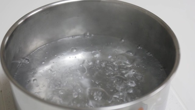2. 把一鍋可以蓋住蛋的水量煮滾