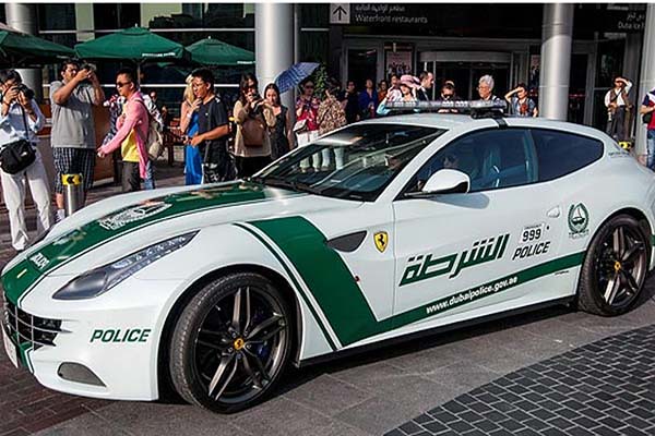 Policia de Dubai recibe flota de "superpatrullas"