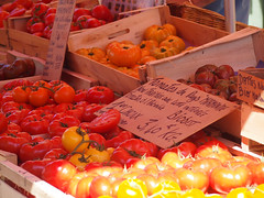 Lalinde market day - Photo of Beaumont-du-Périgord