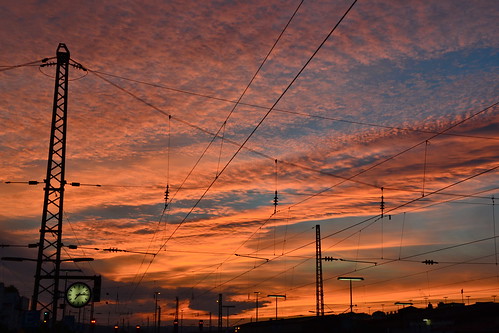 sunset clock clouds germany bayern deutschland bavaria sonnenuntergang wolken bahnhof railwaystation cables masts passau kabel uhr niederbayern masten nikond3100