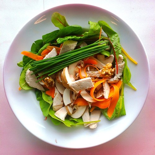 Thanksgiving week. Recipe n.1: roasted Turkey, raw shaved carrot, raw brown mushrooms, baby chard, walnuts, chives, extra virgin olive oil and cider vinegar. #thanksgiving #salad #salads #saladjam #saladlunch #foodlover #gethealthy #lunch #desk #desklunch