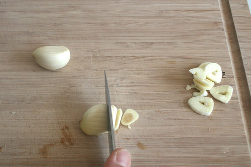 14 - Knoblauch schälen in Scheiben schneiden / Peel garlic & cut in slices