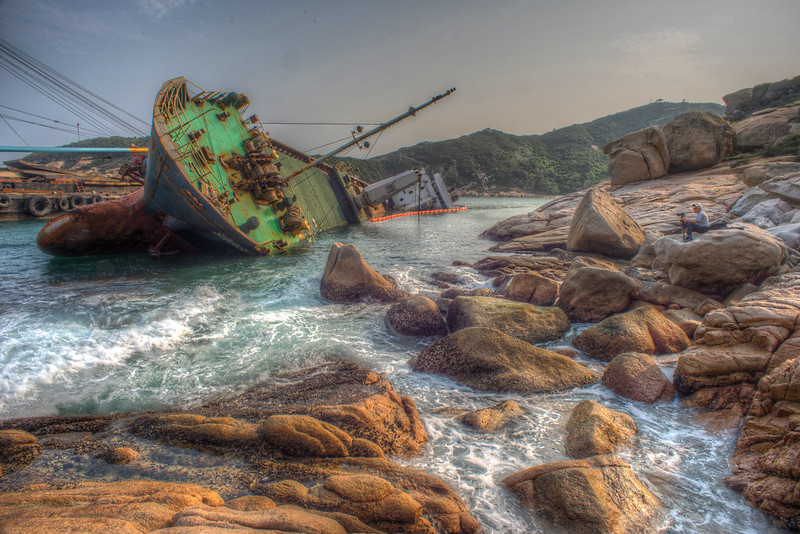 HDR - Sinking Ship in Cheung Chau, Hong Kong / 長洲東灣仔沉船