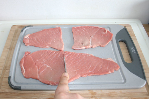 21 - Kalbsschnitzel halbieren / Cut veal cutlets in halfs