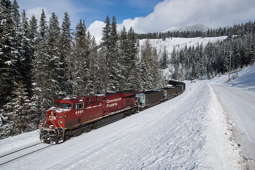 railroad winter snow canada electric train pacific general britishcolumbia hiver railway canadian neige cp cranbrook ge chemin fer canadien subdivision sparwood pacifique gevo 8860 es44ac