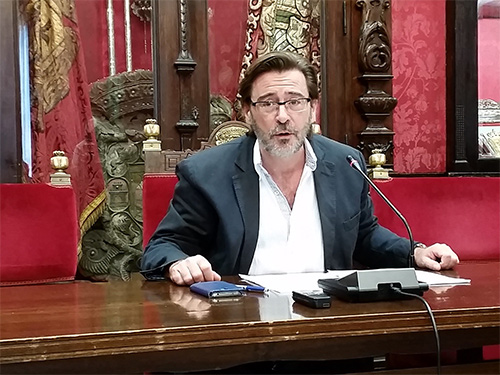 El PSOE teme que la supresión de líneas de autobuses en verano sea la antesala de nuevos recortes en el sistema 20091862218_92b73f0bd6