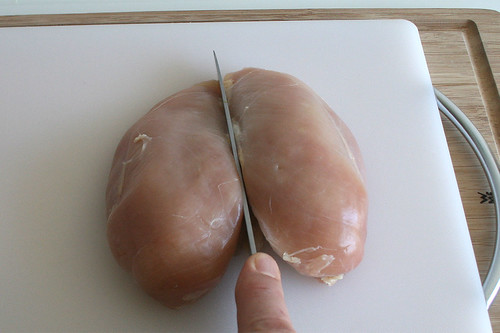 23 - Hähnchenbrust halbieren / Cut chicken breast in halfs
