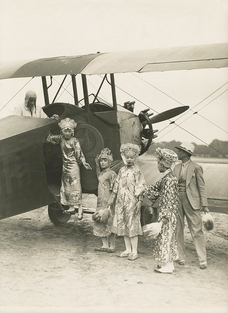 Chuyến bay đầu tiên của các nghệ sĩ Nam Kỳ tại Triển lãm thuộc địa 1931 - Baptême de l'air des danseuses cochinchinoises lors de l'exposition coloniale 1931