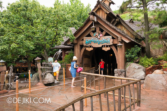 Splash Mountain - Queue Outdoor