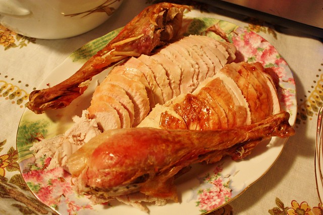 bacon-wrapped-turkey-carved