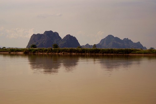 myanmar birmanie burma fleuve river thanlwin entre mawlamyaïne et hpaan rocher karstique karst
