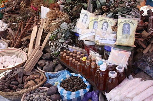 傳統文化蘊藏著妥善利用自然資源的智慧，圖為馬達加斯加，安塔那那利佛(Antananarivo)的市場所販賣的藥用植物。作者：Marco Schmidt，取自：http://en.wikipedia.org/wiki/File:Market_Pharmacy_Tana_MS5179.jpg。本圖符合CC授權。