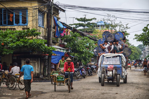transport myanmar burma birma longyi sarong neighborhood street city house apartment road truck rickshaw cycle cycling traffic verkehr asia sittwe