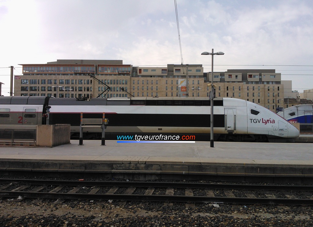 Vue d'une motrice TGV Lyria (rame TGV POS 4407) en gare de Marseille Saint-Charles