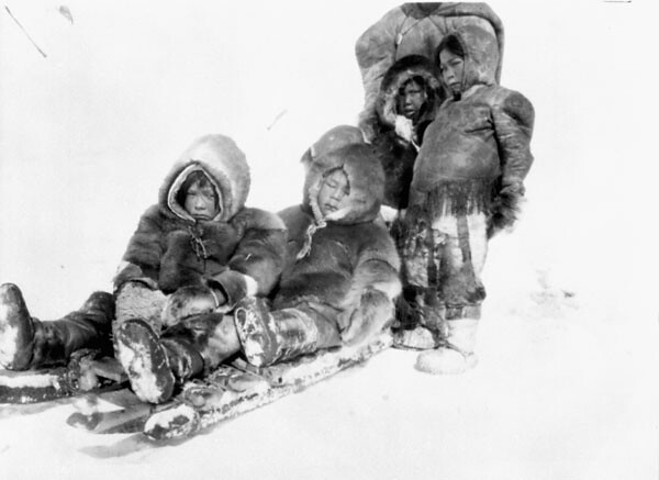 bambini inuit su slitta vicino Igluligaarjuk 