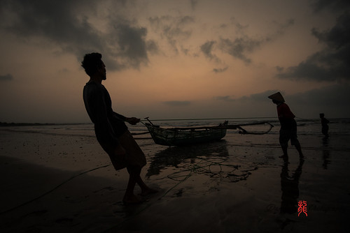 people beach silhouette sunrise indonesia landscape nikon fishermen d750 westjava ujung 1635mm genteng darrellneo