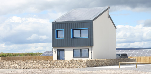 英國第一棟以低成本興建的「能源自主（energy positive）屋」。圖片來源：Cardiff University