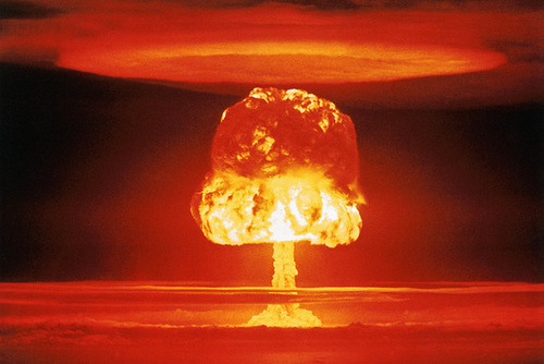 海上核彈試爆，喚醒了遠古生物哥吉拉。圖片來源：vaXzine on Flickr